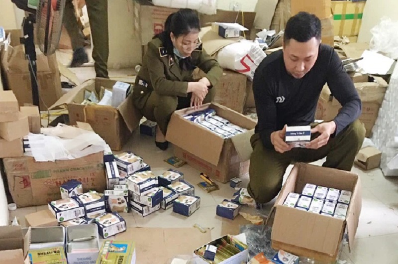 Lực lượng chức năng tỉnh Hà Nam vừa phối hợp phát hiện và bắt giữ kho hàng thuốc đông y không rõ nguồn gốc - Ảnh: QLTT
