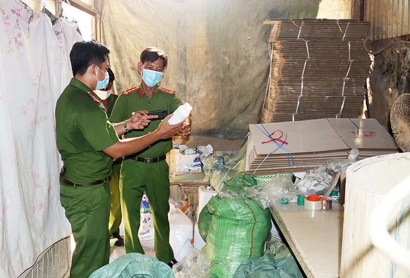 Lực lượng Công an tỉnh An Giang vừa phát hiện, bắt quả tang một Giám đốc doanh nghiệp, vận chuyển, sản xuất thuốc bảo vệ thực vật trái phép - Ảnh: BAG