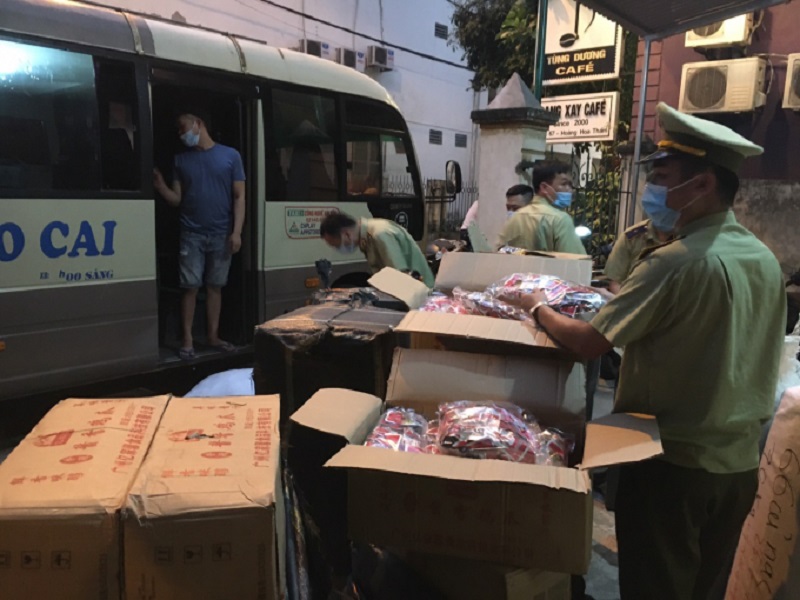 Lực lượng chức năng tỉnh Hà Giang cũng vừa phát hiện thu giữ hơn 10.000 sản phẩm nghi nhập lậu - 