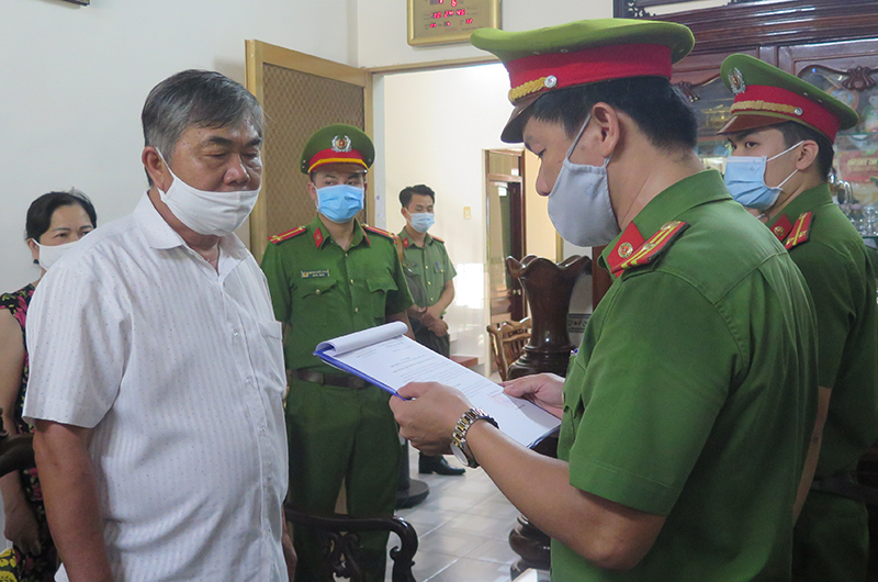 Cơ quan điều tra tống đạt Quyết định khởi tố, lệnh bắt tạm giam với nguyên Phó Chủ tịch Thường trực UBND tỉnh Phú Yên - Ảnh: CA