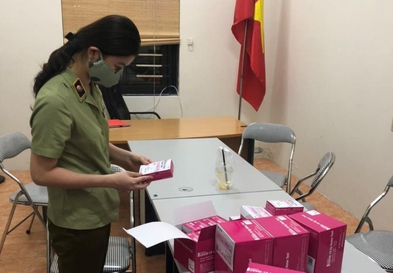 Không chỉ vaccine giả, tại Việt Nam hiện trạng buôn bán những bộ test nhanh COVID-19 không rõ nguồn gốc xuất xứ, chất lượng cũng tiềm ẩn nhiều đe dọa đến công tác phòng chống dịch trên cả nước - Ảnh: QLTT