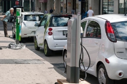 Cần cú hích chính sách cho ô tô điện thân thiện môi trường