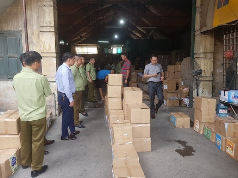 Lực lượng chức năng tiến hành vây bắt sách lậu, sách giả sau loạt bài viết của Diễn đàn Doanh nghiệp - Ảnh: Gia Nguyễn
