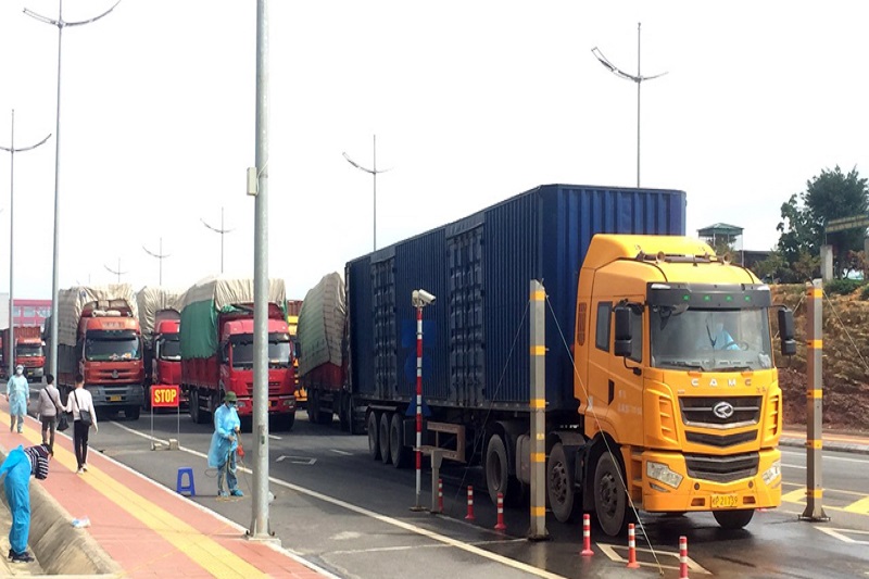 Doanh nghiệp vận tải lưu thông qua cửa khẩu quốc tế Móng Cái - Ảnh: TT