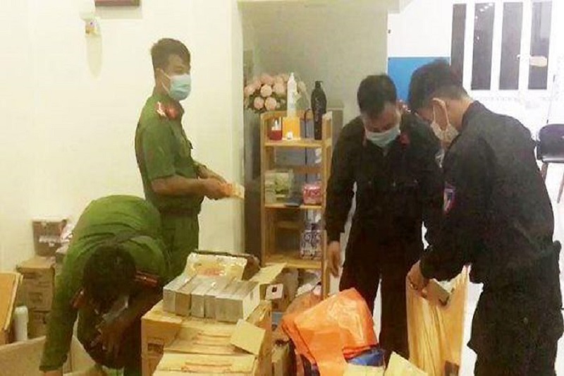 Tổ công tác liên ngành tỉnh An Giang vừa phát hiện, thu giữ gần 10.000 sản phẩm mỹ phẩm nhập lậu - Ảnh: 