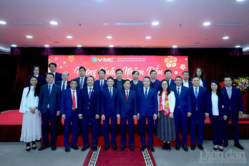 Chủ tịch Phạm Tấn Công và đoàn cán bộ chụp ảnh lưu niệm với lãnh đạo Tổng Công ty Hàng hải Việt Nam - Ảnh: Quốc Tuấn