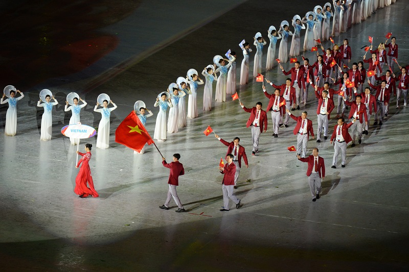 Lễ thắp đuốc và diễu hành của đoàn thể thao Việt Nam - Ảnh: ANH KHÔI