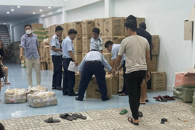 Hơn 20.000 sản phẩm hàng hóa nghi nhập lậu bị lực lượng chức năng TP. Hồ Chí Minh phát hiện, tạm giữ - Ảnh: BCĐ389