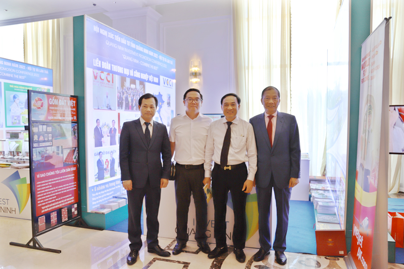 Phó Chủ tịch VCCI - Hoàng Quang Phòng cùng một số đại biểu chụp ảnh lưu niệm tại gian hàng của Tạp chí Diễn đàn Doanh nghiệp - Ảnh: GIA NGUYỄN