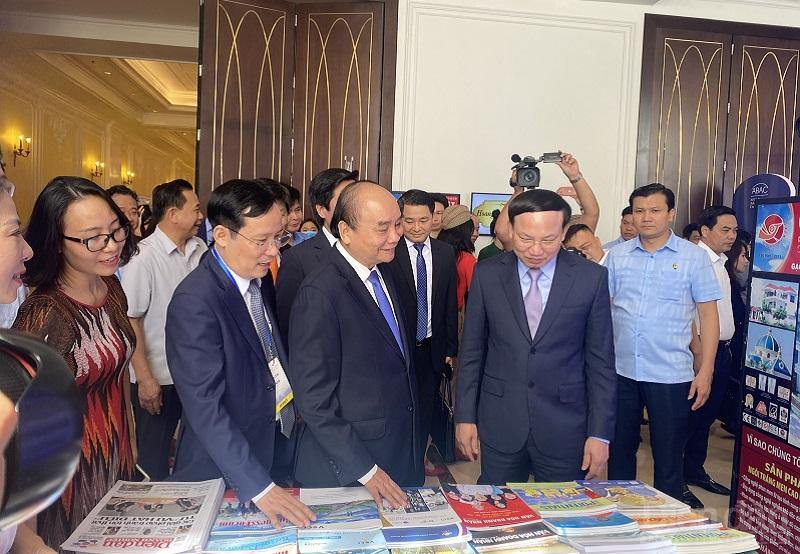 Chủ tịch nước và các đại biểu cũng đã ghé thăm gian hàng của Tạp chí Diễn đàn Doanh nghiệp - Ảnh: GIA NGUYỄN