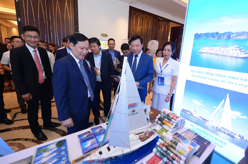 Bên lề sự kiện, Chủ tịch VCCI - Phạm Tấn Công cùng các đại biểu tham quan các gian hàng giới thiệu sản phẩm của các địa phương tham gia ký kết Sáng kiến Kết nối trục cao tốc phía Đông