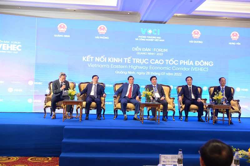 Chủ tịch VCCI - Phạm Tấn Công và Chủ tịch UBND 4 tỉnh, thành tham gia thảo luận về Sáng kiến 