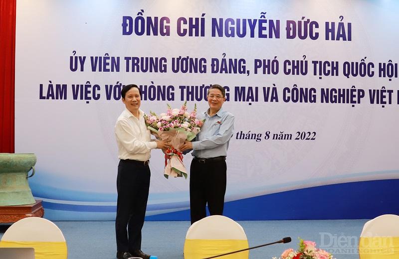 Tại buổi làm việc, Chủ tịch VCCI - Phạm Tấn Công cũng đã trao hoa, tài liệu và đồ lưu niệm 