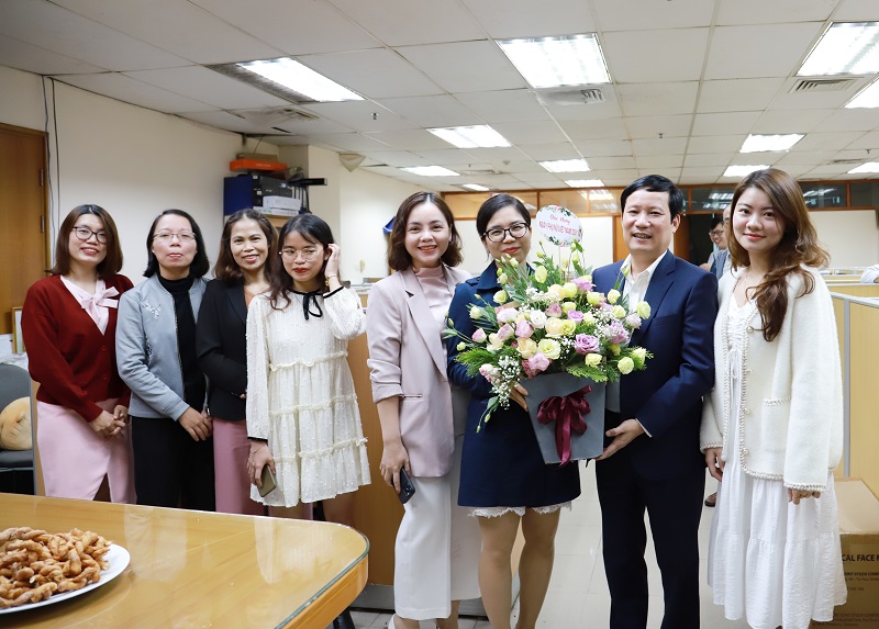 Chủ tịch Phạm Tấn Công chúc mừng Tổng thư ký VCCI - Trần Thị Lan Anh - Tổng Thư ký VCCI và cán bộ nữ tại các