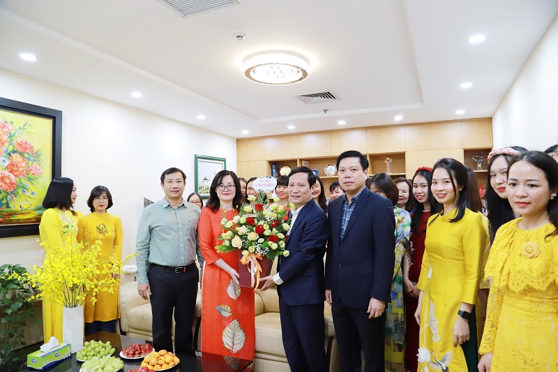 Chủ tịch VCCI thăm và chúc mừng các cán bộ nữ nhân ngày Phụ nữ Việt Nam tại 