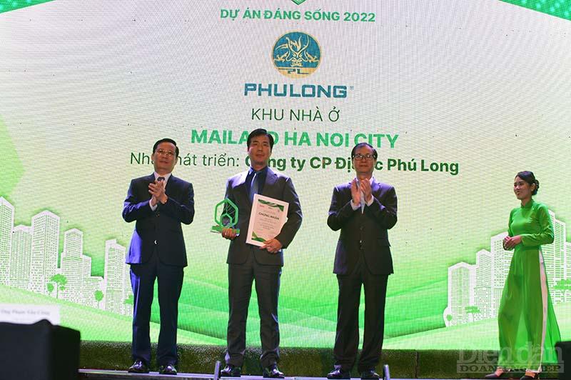 Ông Thân Thế Hà - Phó Tổng giám đốc Công ty cổ phần Địa ốc Phú Long nhận giấy Chứng nhận từ Ban tổ chức