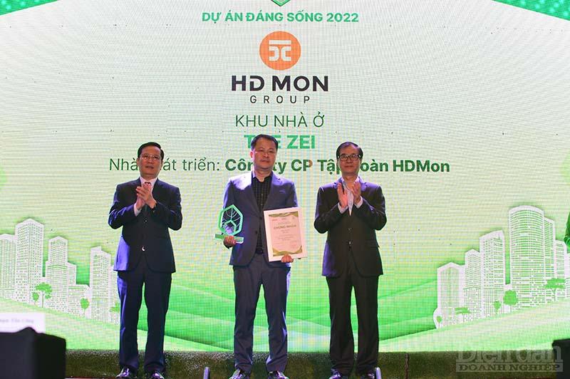 Ông Đặng Xuân Tâm - Tổng Giám đốc Công ty Cổ phần Đầu Tư Địa Ốc Hải Đăng (Tập Đoàn HDMon) nhận giấy Chứng nhận từ Ban tổ chức