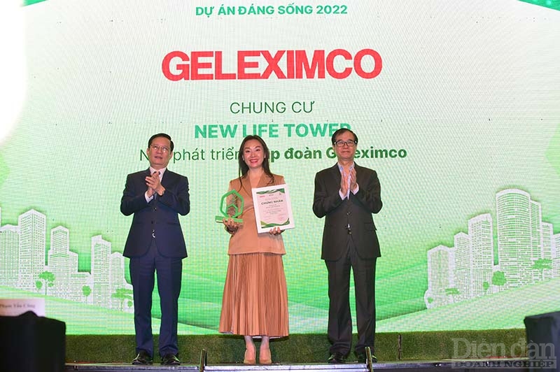 Bà Lâm Thị Trà My - Giám Đốc Ban quản lý tòa nhà New Life Tower, Tập Đoàn Geleximco nhận giấy Chứng nhận từ Ban tổ chức