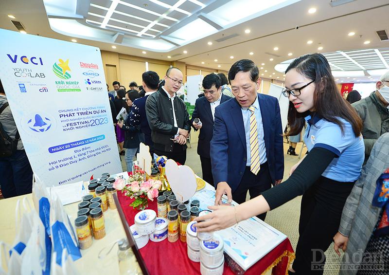 Ông Trần Văn Tùng, Thứ trưởng Bộ Khoa học & Công nghệ thăm quan gian hàng dự án Nanosalt - Tinh hoa của Biển (Top 10 dự án xuất sắc của Chương trình Phát triển dự án khởi nghiệp Quốc gia 2022