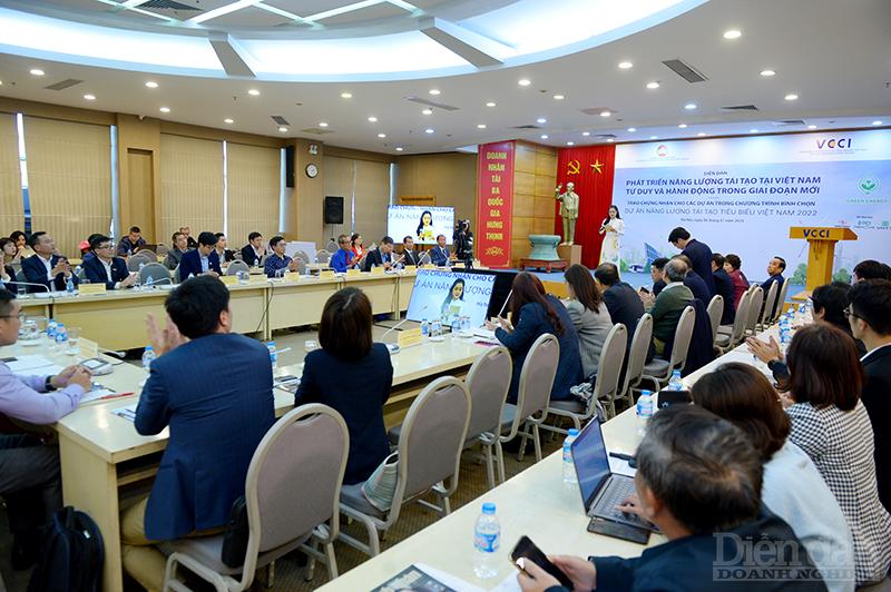 Các đại biểu tham dự Diễn đàn “Phát triển năng lượng tái tạo tại Việt Nam tư duy và hành động trong giai đoạn mới” và Trao chứng nhận cho các dự án trong Chương trình bình chọn: “Dự án năng lượng tái tạo tiêu biểu Việt Nam năm 2022”