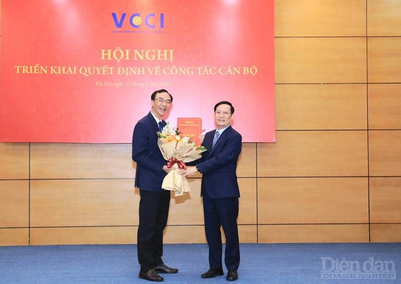 Thay mặt Đảng đoàn, Ban Thường trực, Chủ tịch VCCI - Phạm Tấn Công trao quyết định bổ nhiệm cho đồng chí Nguyễn Linh Anh