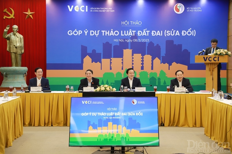 sáng ngày 8/3/2023, Liên đoàn Thương mại và Công nghiệp Việt Nam (VCCI) và Bộ Tài nguyên và Môi trường đã phối hợp tổ chức “Hội thảo góp ý Dự thảo Luật Đất đai (sửa đổi)”