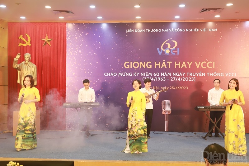 Tiết mục “Mashup Vươn cao lên Việt Nam và Việt Nam ơi” của Viện Tin học Doanh nghiệp thể hiện tốp ca nam nữ + band nhạc 