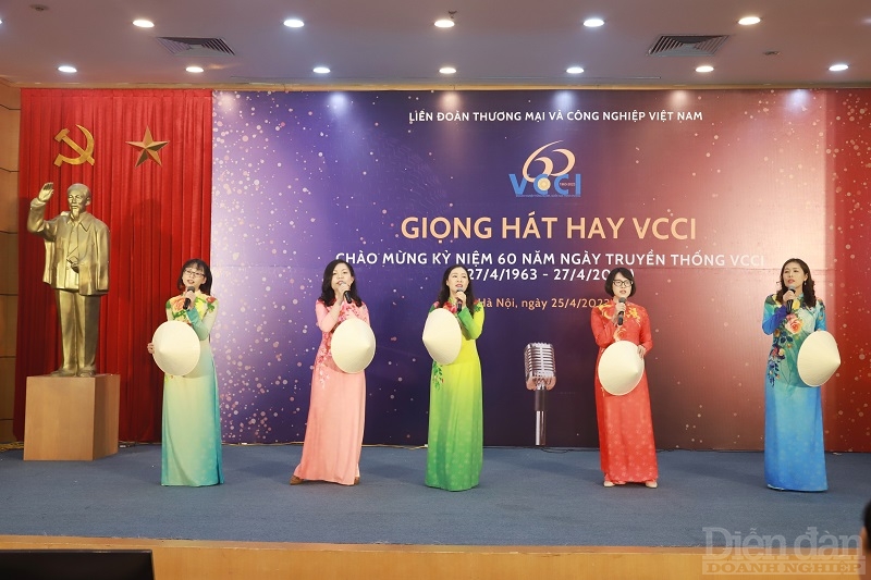Tiết mục tốp ca “Xinh tươi Việt Nam” của Hội đồng Doanh nhân nữ Việt Nam