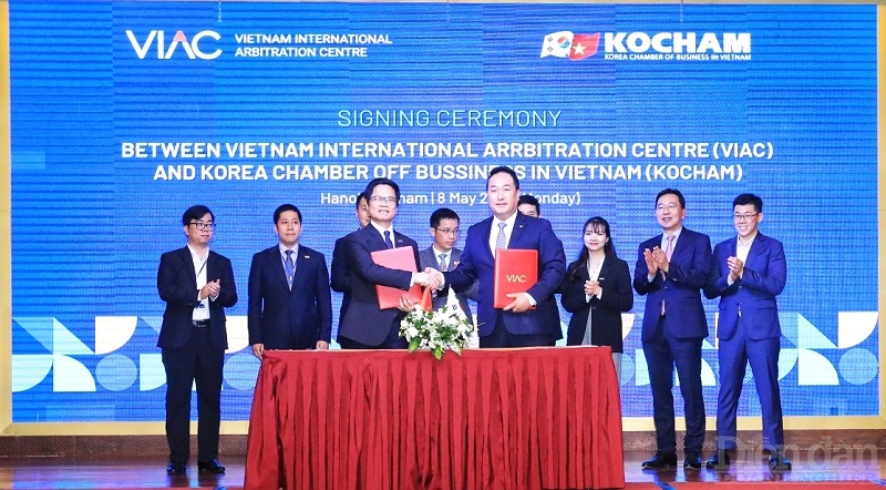 Hội thảo đã chứng kiến lẽ ký kết thỏa thuận hợp tác giữa Trung tâm Trọng tài Quốc tế Việt Nam (VIAC) và Hiệp hội Doanh nghiệp Hàn Quốc tại Việt Nam (KOCHAM)