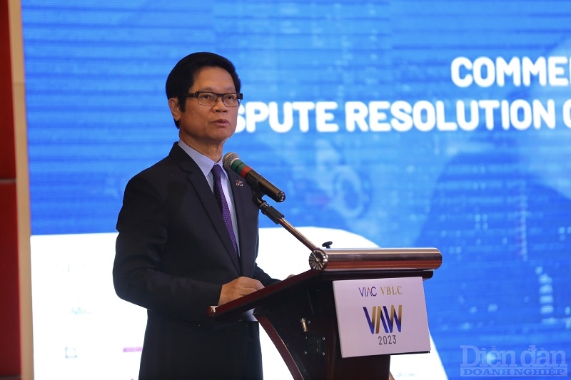 TS Vũ Tiến Lộc - Chủ tịch Trung tâm Trọng tài Quốc tế Việt Nam (VIAC) phát biểu khai mạc