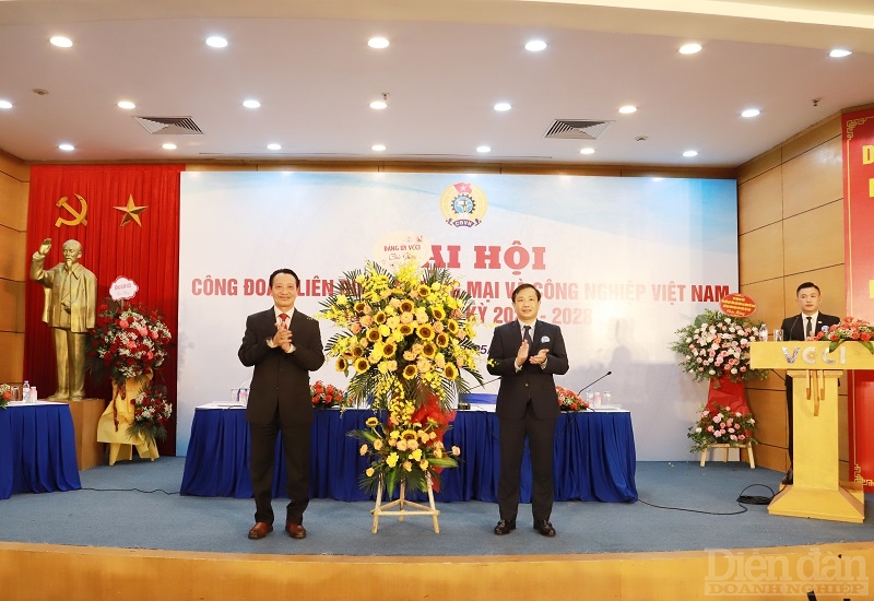 Đại diện Đảng Ủy, Phó chủ tịch VCCI - Nguyễn Quang Vinh tặng hoa chúc mừng Đại hội