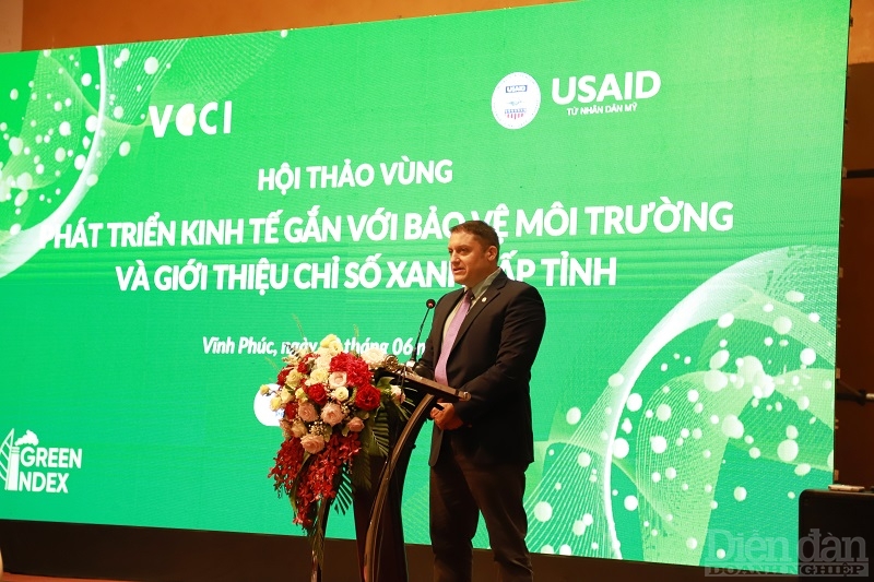 Ông TREVOR HUBLIN - Quyền Giám đốc Phòng Phát triển kinh tế và Quản trị Nhà nước USAID/Việt Nam đánh giá cao việc thúc đẩy phát triển kinh tế xanh tại Hội thảo