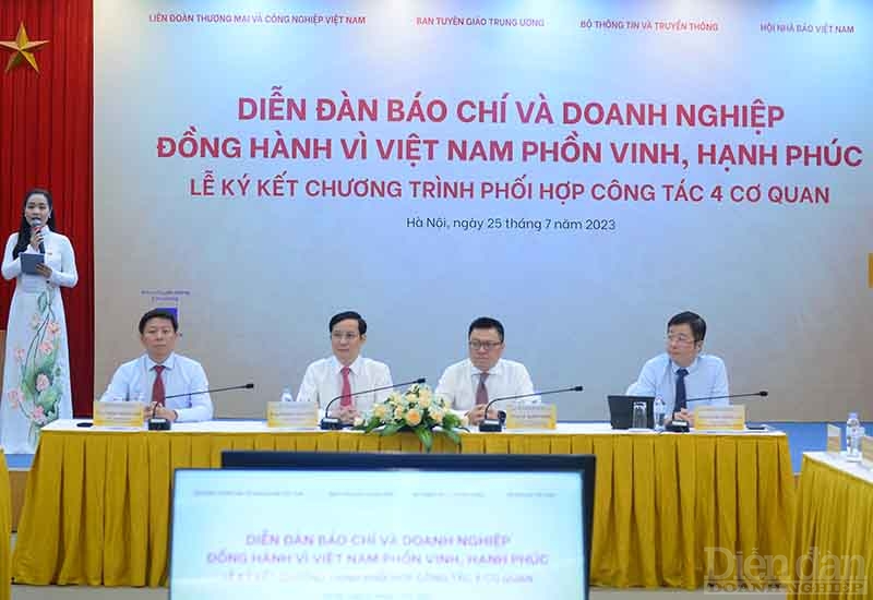 Các đại biểu điều hành Diễn đàn Báo chí và Doanh nghiệp đồng hành vì Việt Nam phồng vinh, hạnh phúc