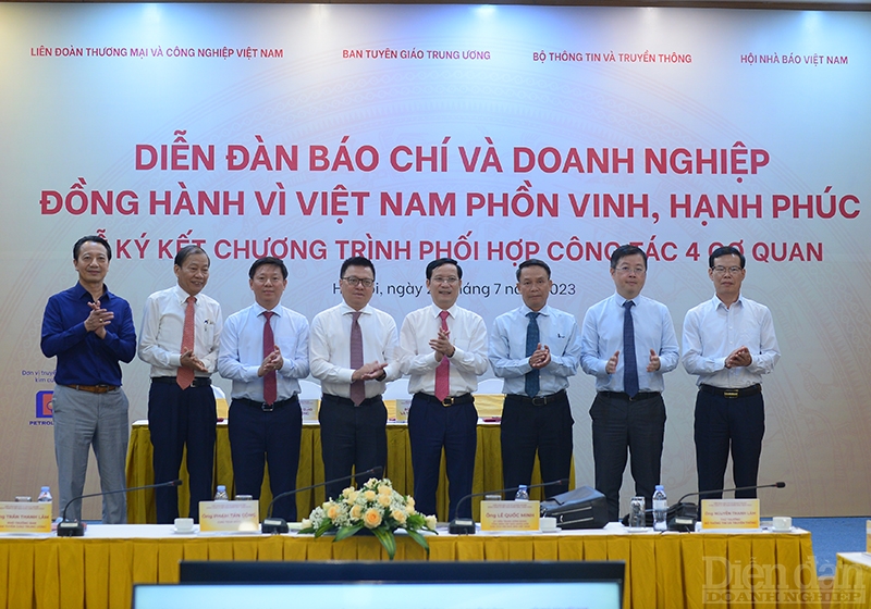 4 cơ quan gồm: Ban Tuyên giáo Trung ương, Bộ Thông tin và Truyền thông, Hội Nhà báo Việt Nam, Liên đoàn Thương mại và Công nghiệp Việt Nam (VCCI) ký kết phối hợp công tác