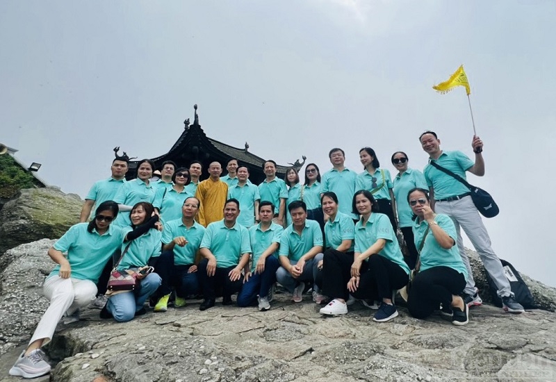 Đoàn công tác chụp ảnh lưu niệm tại Chùa Đồng