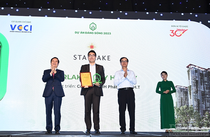 Ông Jeon Tae Jong - Giám đốc Marketing & Bán hàng, Công ty TNHH Phát triển THT nhận chứng nhận và kỷ niệm chương từ Ban Tổ chức