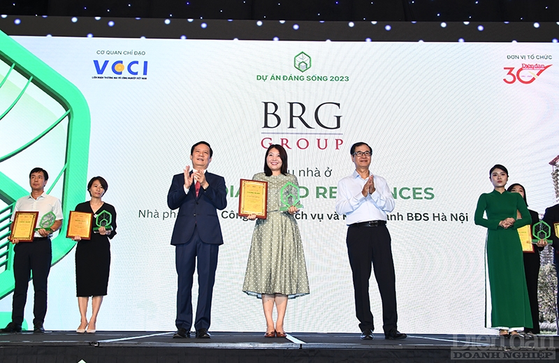 Bà Hoàng Quỳnh Phương – Phó GĐ Khối Kinh doanh BĐS Tập đoàn BRG nhận chứng nhận và kỷ niệm chương từ Ban Tổ chức