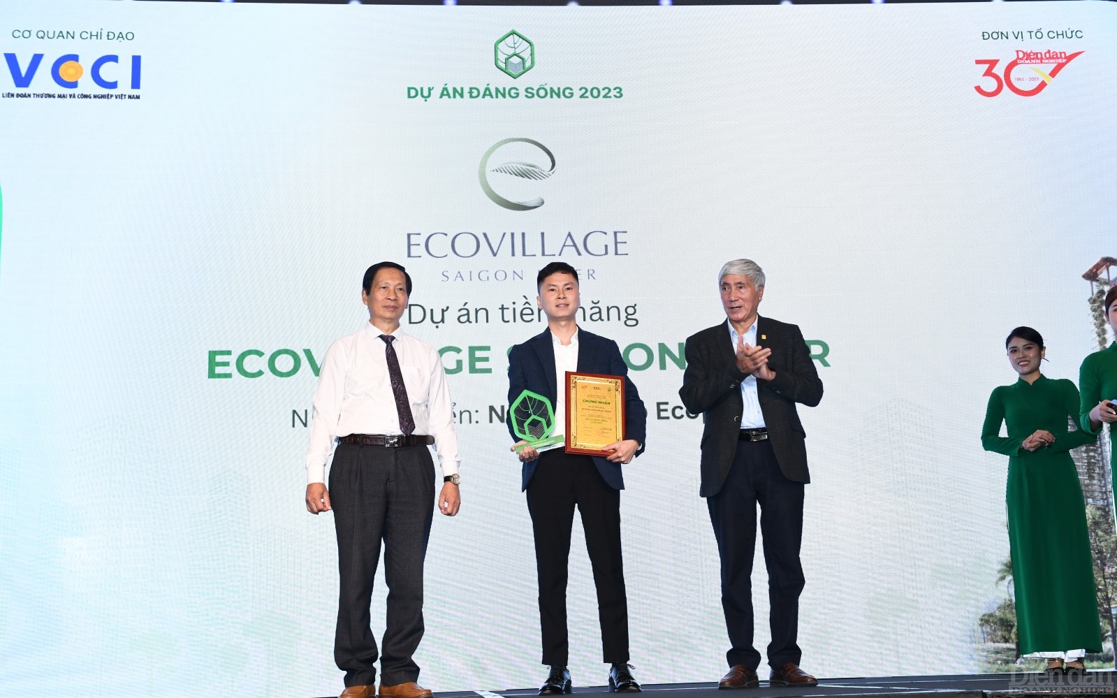 Ông Hoàng Văn Sang - Đại diện Nhà sáng lập Ecopark nhận chứng nhận và kỷ niệm chương từ Ban Tổ chức