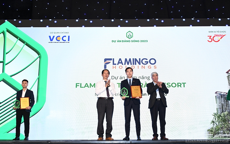 Ông Hồ Minh Hải – Chủ tịch Hội đồng Quản trị Công ty CP BĐS Flamingo; Tập đoàn Flamingo nhận chứng nhận và kỷ niệm chương từ Ban Tổ chức