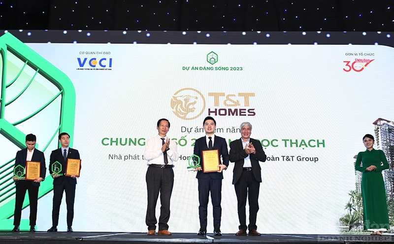Ông Đỗ Vinh Quang - Phó chủ tịch HĐQT Tập đoàn T&T Group, chủ tịch HĐQT kiêm Tổng Giám đốc T&T Homes nhận giấy chứng nhận và kỷ niệm chương từ Ban Tổ chức