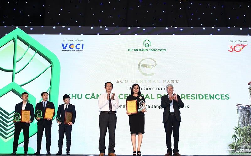 Bà Nguyễn Thị Thu Hương - PTGĐ CTCP Tổng Công ty hợp tác kinh tế Việt Lào (Nhà sáng lập Ecopark) nhận chứng nhận và kỷ niệm chương từ Ban Tổ chức