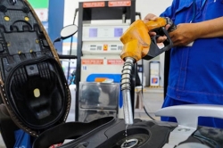 Giá xăng dầu liên tục “leo thang”, có nên giữ Quỹ bình ổn?