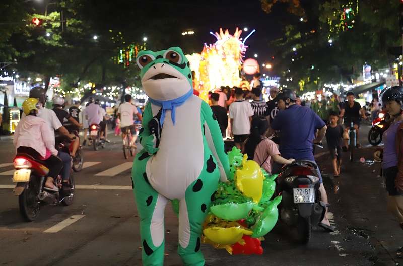 Ngoài bóng dáng của những chiếc đèn lồng, lễ hội Thành Tuyên còn thu hút người dân trong nước và bạn bè năm châu về sự thân thiện, hiếu khách