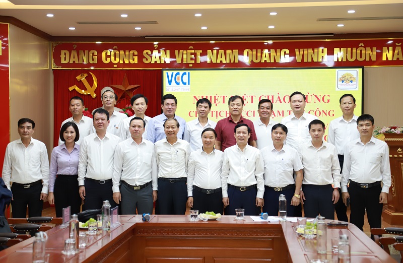 Đoàn công tác của VCCI chụp ảnh lưu niệm với Ban Thường trực Hiệp hội Doanh nghiệp tỉnh Tuyên Quang