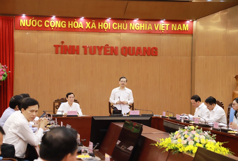 Đồng chí Nguyễn Văn Sơn - Phó Bí thư Tỉnh ủy, Chủ tịch UBND tỉnh Tuyên Quang phát biểu tại buổi làm việc