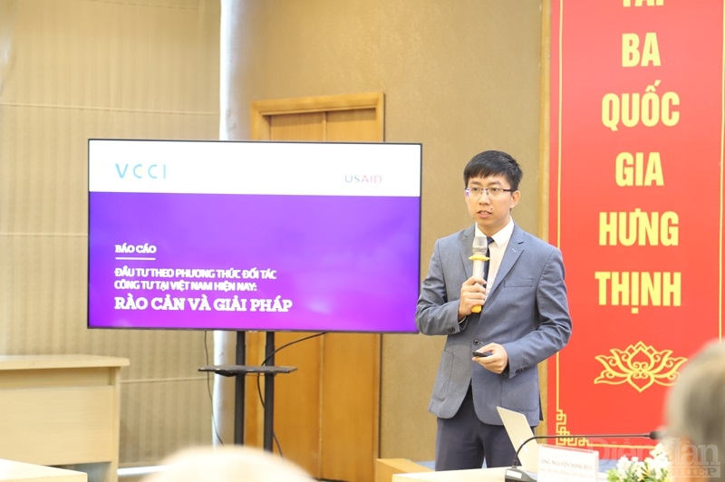 Ông Nguyễn Minh Đức - Chuyên viên Ban Pháp chế VCCI đại diện trình bày Báo cáo tại Hội thảo