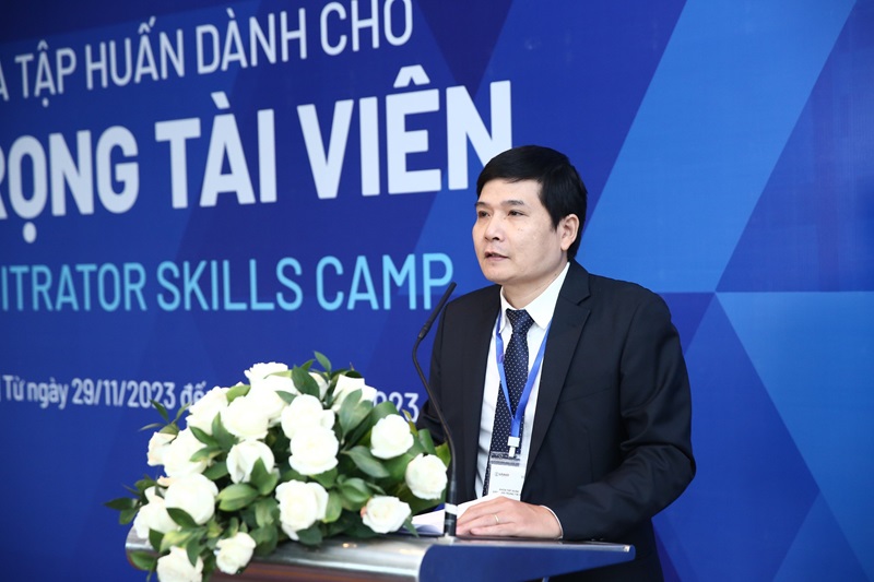 ông Vũ Ánh Dương - Phó Chủ tịch Thường trực kiêm Tổng Thư ký Trung tâm Trọng tài Quốc tế Việt Nam (VIAC) phát biểu tại khóa tập huấn