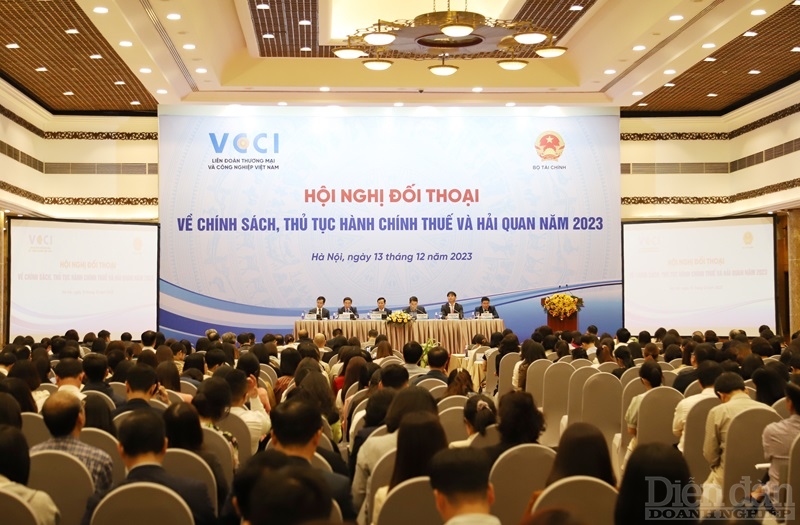 sáng ngày 13/12, Liên đoàn Thương mại và Công nghiệp Việt Nam (VCCI) đã phối hợp với Bộ Tài chính tổ chức Hội nghị “Đối thoại về chính sách và thủ tục hành chính thuế - hải quan 2023”