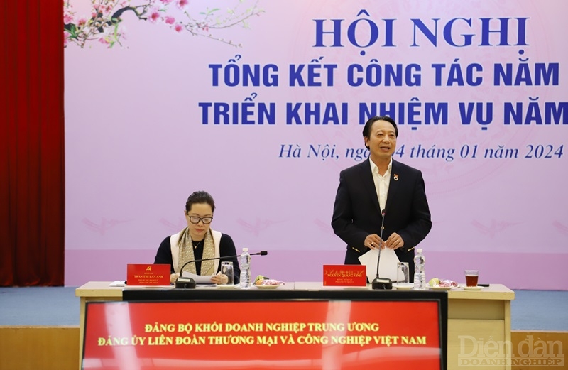Đồng chí Nguyễn Quang Vinh - Bí thư Đảng uỷ, Phó Chủ tịch VCCI và đồng chí 