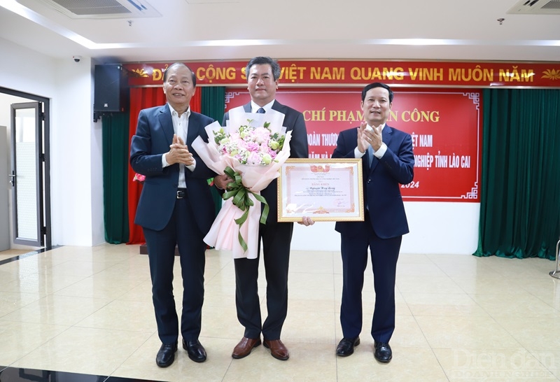 Đại diện Ban Thường trực VCCI trao bằng khen và tặng hoa Chủ tịch Hiệp hội doanh nghiệp tỉnh Lào Cai